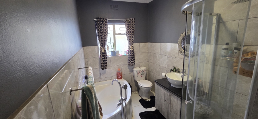 4 Bedroom Property for Sale in Carters Glen Northern Cape